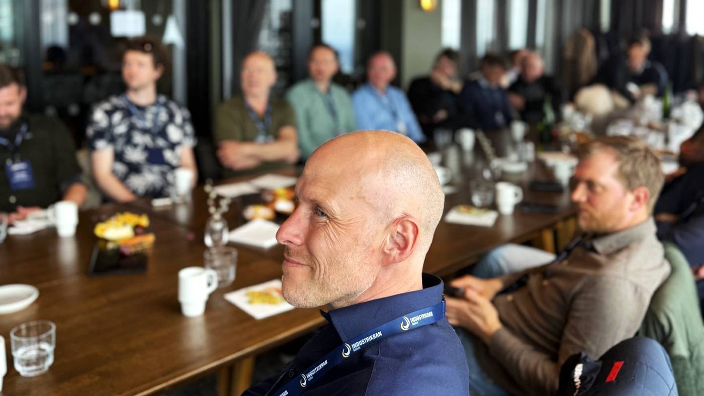 Deltakere rundt bordet følger med på fagdag Bergen